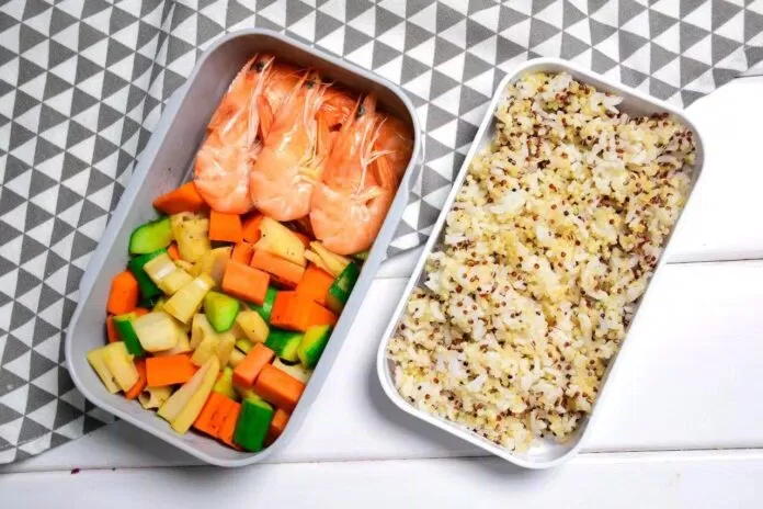 Hộp bento cơm diêm mạch + tôm luộc + rau củ xào