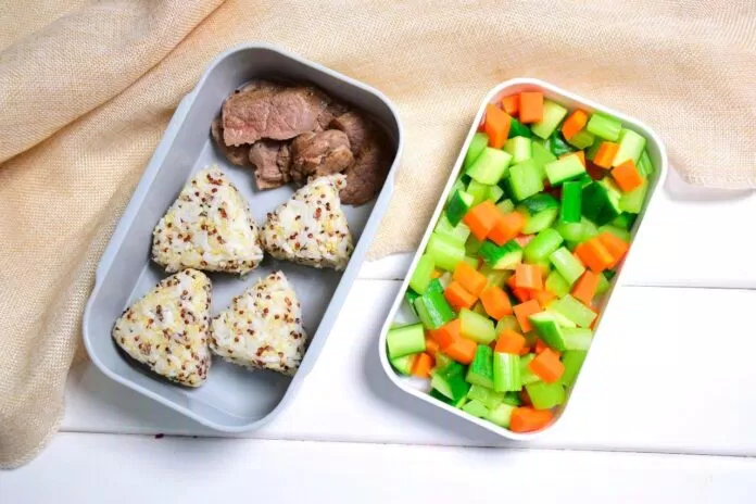 Hộp bento cơm nắm diêm mạch + thịt bò + rau củ xào