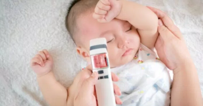 đo nhiệt độ em bé