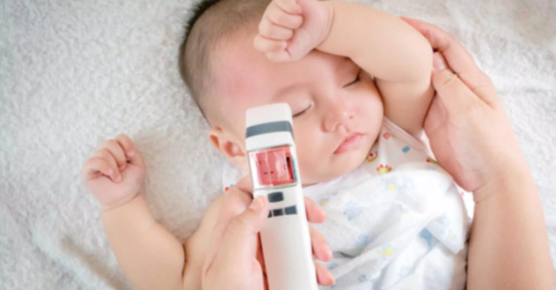 đo nhiệt độ em bé