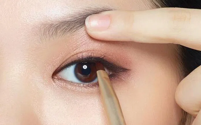 Nên lựa chọn eyeliner phù hợp với tình trạng mắt