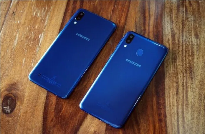 Galaxy M10 (trái) và Galaxy M20 (phải)