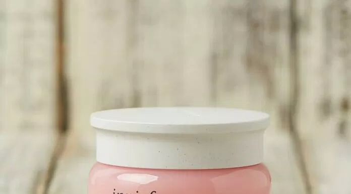 Kem dưỡng ẩm Innisfree Jeju Cherry Blossom Jelly Cream không gây cảm giác nặng mặt khó chịu