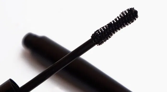 Lấy mascara đúng cách để mascara sử dụng được lâu hơn