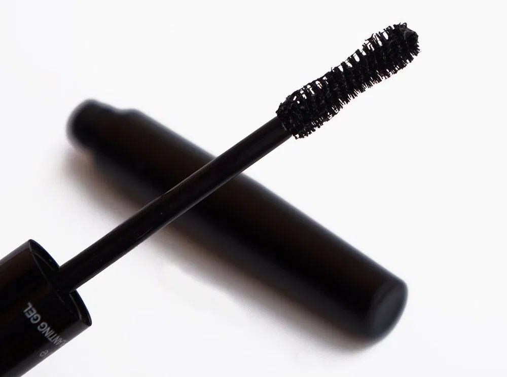Lấy mascara đúng cách để mascara sử dụng được lâu hơn