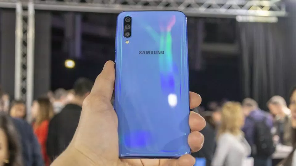 Mặt lưng nhựa giả thủy tinh của Galaxy A70