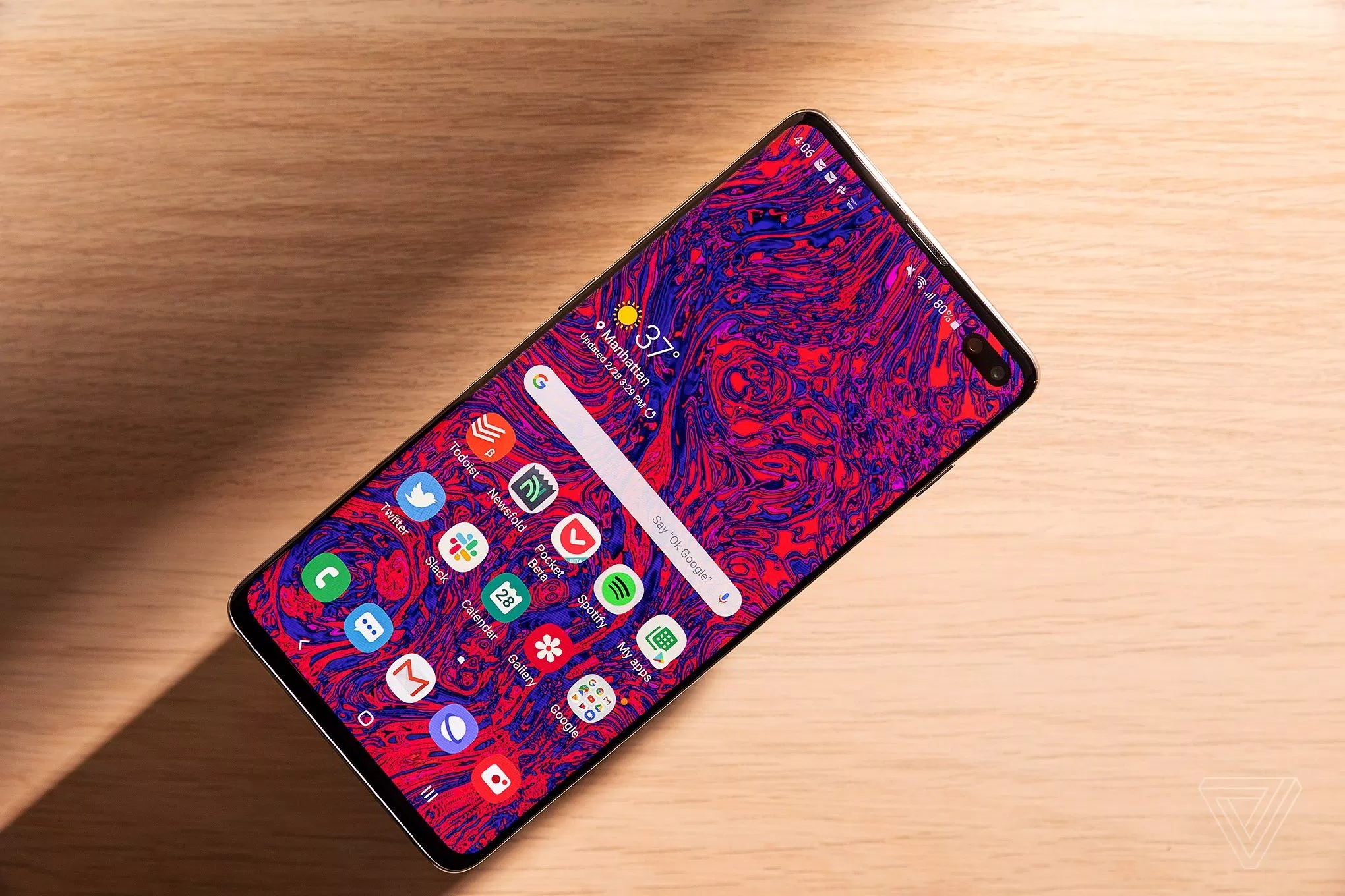 Màn hình đục lỗ của Galaxy S10 Plus