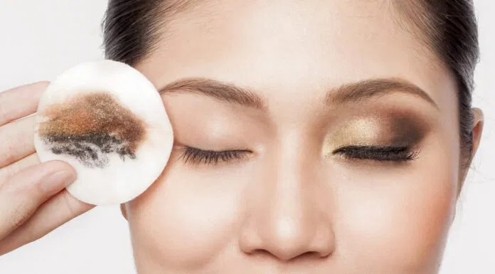 Cần tẩy trang vùng mắt thật sạch trước khi đi ngủ
