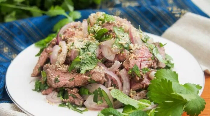 Nam Tok salad thịt bò kiểu Thái