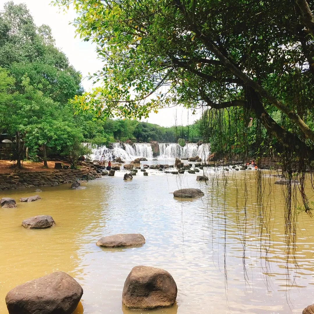 Khung cảnh thác Giang Điền