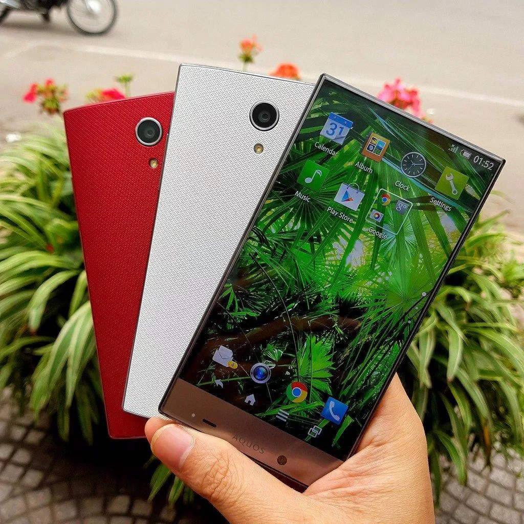 Các dòng điện thoại đẹp và gây ấn tượng mạnh cho người dùng. Sharp aquos crystal - Viên pha lê của Nhật