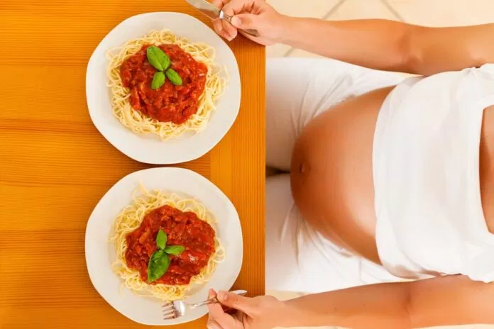 Việc ăn cho hai người khiến mẹ bầu tăng cân vùn vụt và dẫn đến nguy cơ bị biến chứng thai kỳ