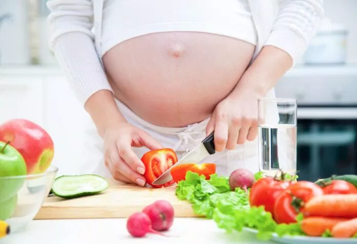 Ăn quá nhiều là không tốt, nhưng mẹ bầu cũng không nên ăn kiêng mà cần ăn uống đủ chất để con có đầy đủ dinh dưỡng phát triển.