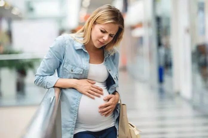 Đau bụng là một trong những dấu hiệu nguy hiểm khi mang thai