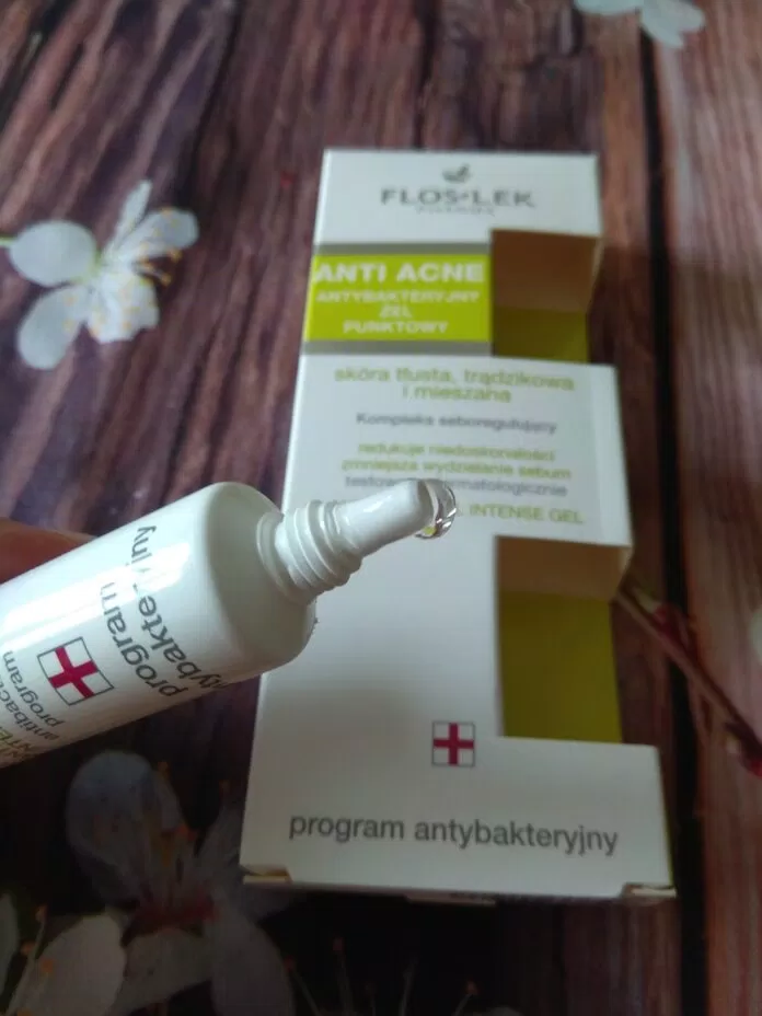 Gel trị mụn Floslek thấm nhanh trên da tạo cảm giác mát lạnh sảng khoái. (Nguồn: BlogAnChoi)