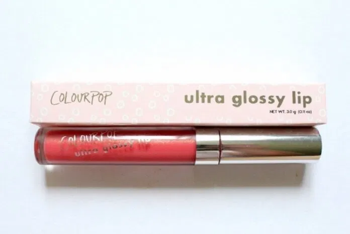 Hộp giấy màu hồng pastel điểm xuyến những chấm bi trắng là thiết kế bao bì quen thuộc của nhà Colourpop (nguồn: Internet)