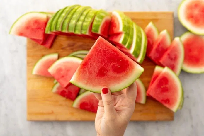 mẹo làm đẹp da với vỏ dưa hấu