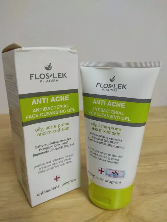 Sữa rửa mặt trị mụn Floslek Antibacterial face cleansing gel. (Nguồn: BlogAnChoi)