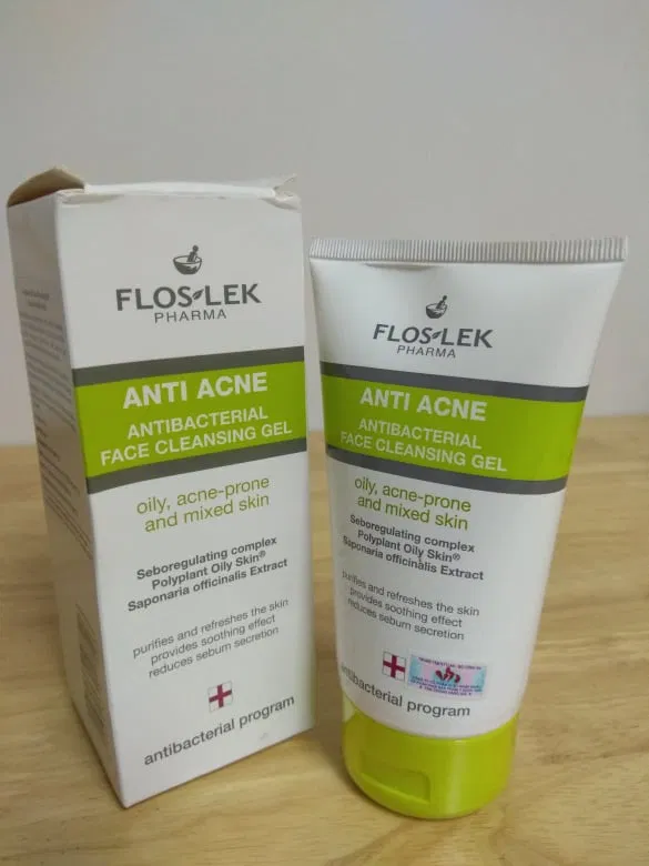 Sữa rửa mặt trị mụn Floslek Antibacterial face cleansing gel. (Nguồn: BlogAnChoi)