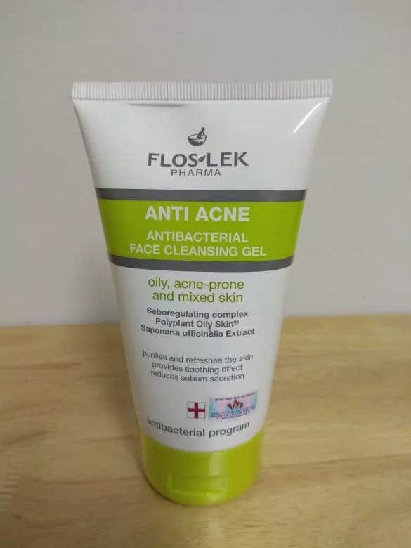 Sữa rửa mặt trị mụn Floslek Antibacterial face cleansing gel. (Nguồn: BlogAnChoi)