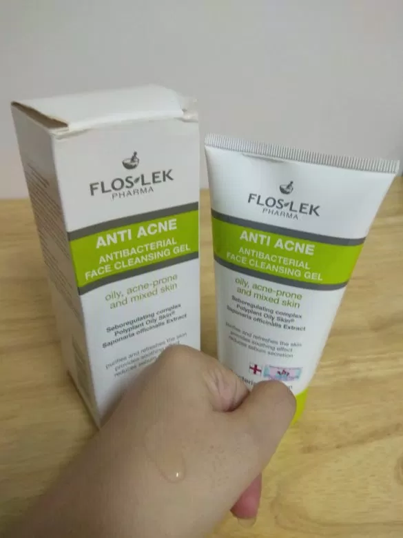 Sữa rửa mặt trị mụn Floslek Antibacterial face cleansing gel. (Nguồn: BlogAnChoi)