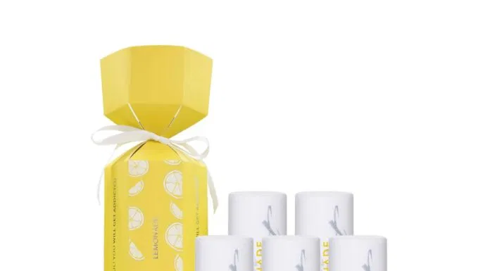 Đặc biệt khi mua son theo set, các nàng sẽ nhận được một viên kẹo chanh to và xinh xắn này (nguồn: Internet)