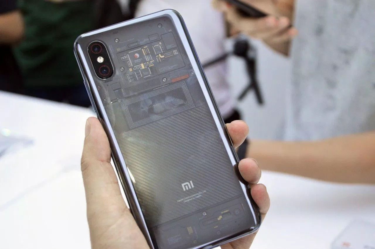 Các dòng điện thoại đẹp và gây ấn tượng mạnh cho người dùng. Xiaomi Mi8 EE