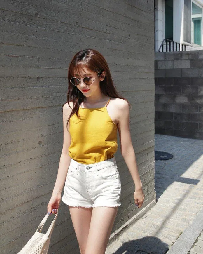 Áo hai dây và quần short kaki