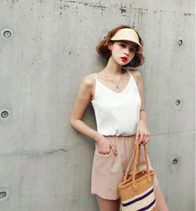 Bất cứ cô nàng nào cũng nên sắm 1 chiếc áo hai dây màu trắng - vừa nổi bật vừa dễ phối đồ (Nguồn: Internet)