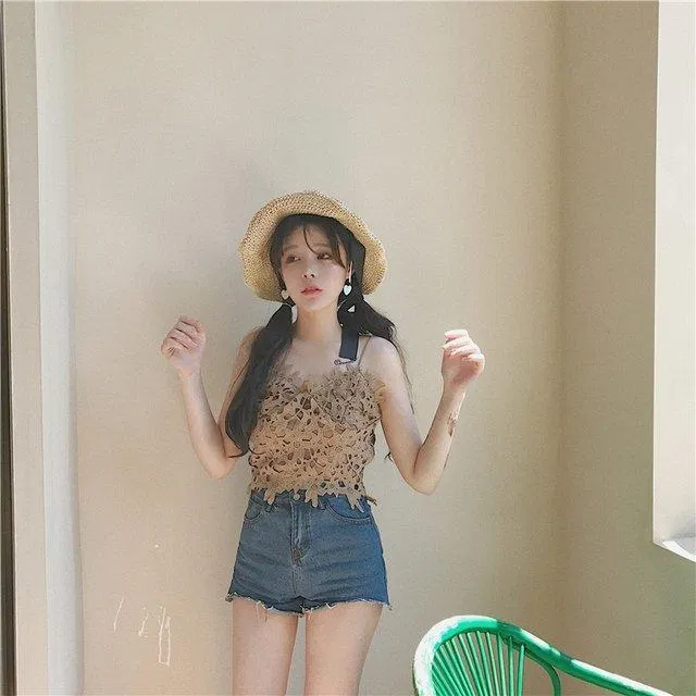 Short jean cạp cao giúp đôi chân trở nên dài và thon gọn hơn, che được vòng eo bánh mì (Nguồn: Internet)