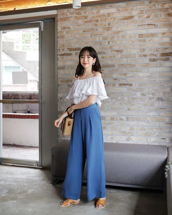 Áo trễ vai có dây giúp bờ vai trở nên thon gọn mềm mại hơn. (Nguồn: Internet)