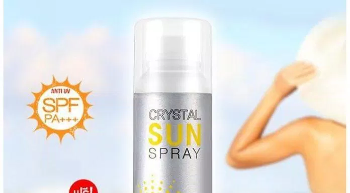 Xịt chống nắng Crystal Sun Spray có chỉ số SPF cao giúp bảo vệ da tuyệt đối dưới ánh nắng mặt trời. (nguồn: Internet)