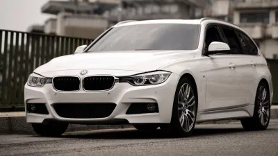 Dòng BMW 320i Sedan là dòng được ưa chuộn nhiều nhất ở giới trẻ nước ta. Dòng BMW 320i Sedan là dòng được ưa chuộn nhiều nhất ở giới trẻ nước ta.