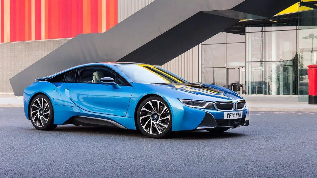 BMW i8: Mẫu xe đi trước thời đại.