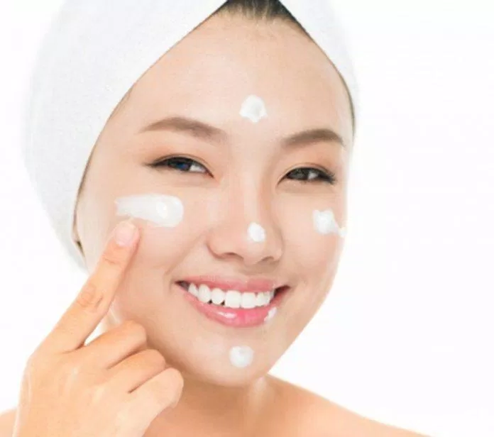 Chấm kem thành các điểm nhỏ trên khuôn mặt: cằm, má, mũi, trán rồi thoa đều khắp mặt (ảnh: internet).
