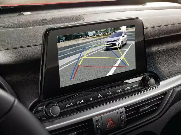 Camera lùi tích hợp hỗ trợ góc đánh lái giúp bạn an toàn và dễ dàng hơn khi đỗ xe hoặc di chuyển ở những nơi chật hẹp