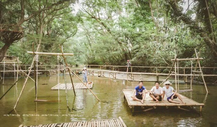 Những chiếc chỏng tre được đặt ngay trên dòng thác