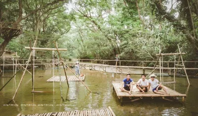 Những chiếc chỏng tre được đặt ngay trên dòng thác