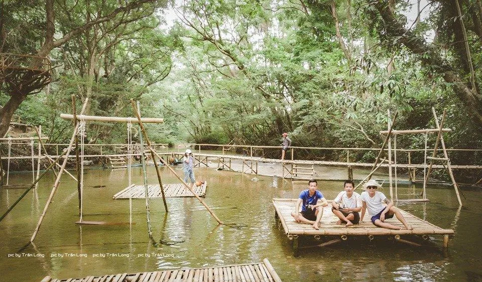 Những chiếc chỏng tre được đặt ngay trên dòng thác