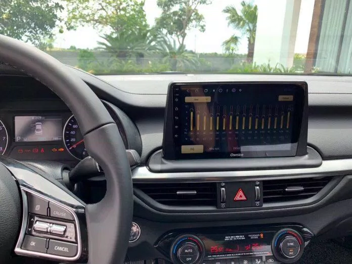 Chỉnh âm thanh trực tiếp trên màn hình cảm ứng của xe.