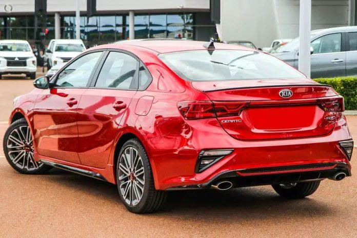 Đuôi xe KIA Cerato 2019 Nhìn từ đằng sau, KIA Cerato 2019 rất góc cạnh và nam tính