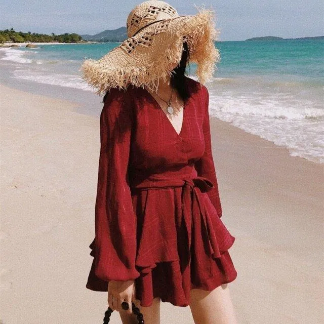 Jumpsuit sẽ trở nên phá cách hơn khi kết hợp với mũ cói và dây chuyền. (Nguồn: Internet)