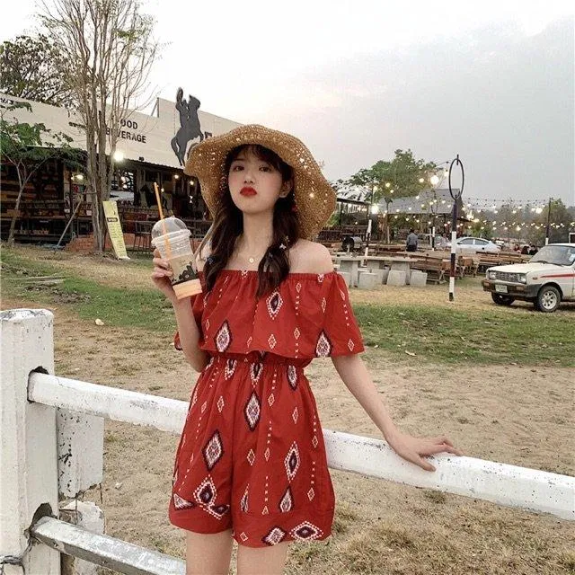 Bộ jumpsuit trễ vai thổ cẩm - lựa chọn cho những cô nàng nữ tính và muốn nổi bật (Nguồn: Internet)