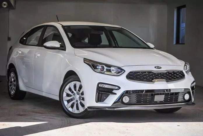 KIA Cerato phiên bản màu trắng. KIA Cerato phiên bản màu trắng.