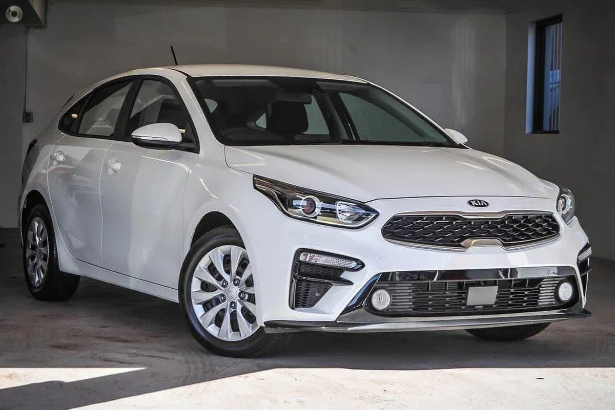 KIA Cerato phiên bản màu trắng.