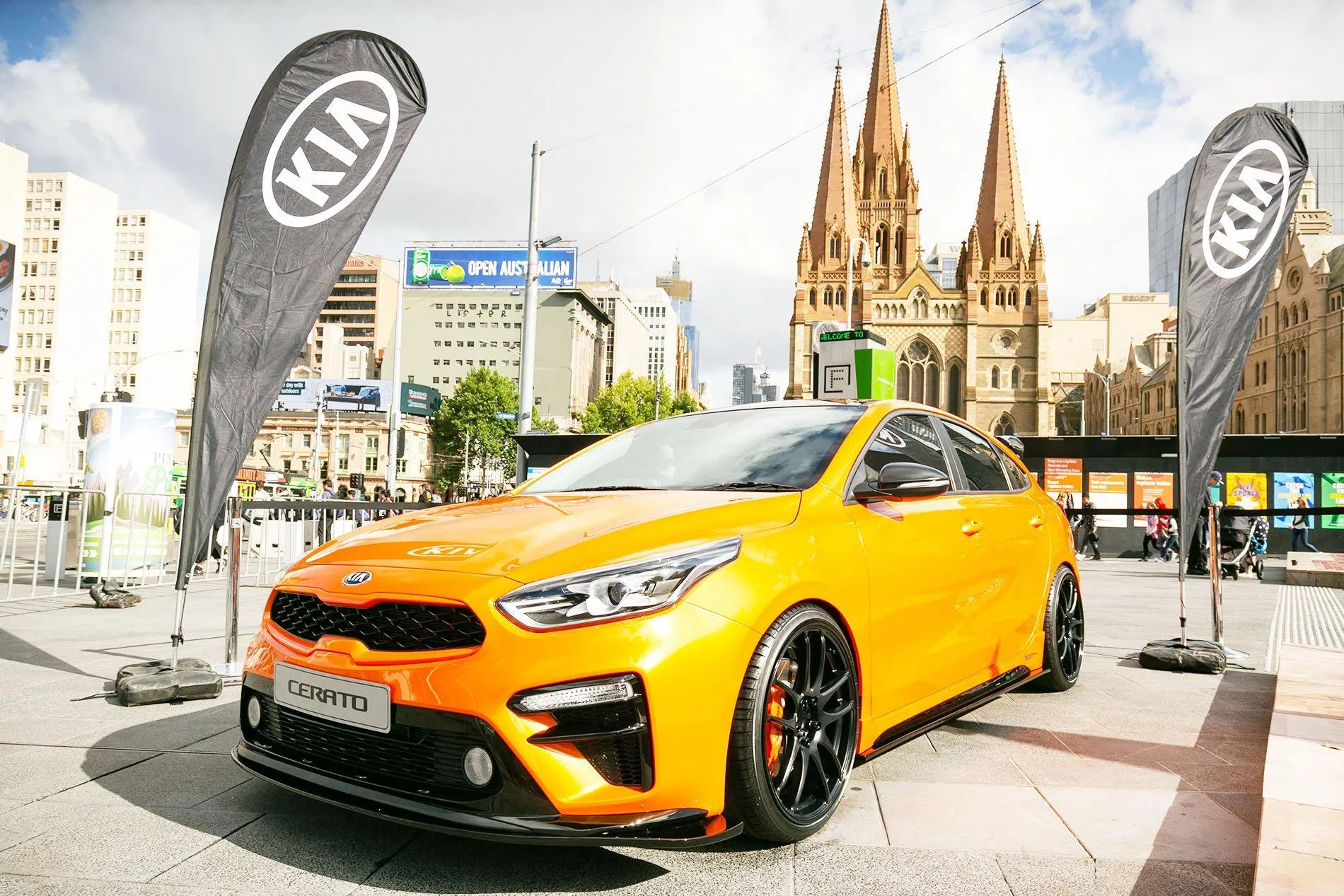 KIA Cerato phiên bản màu vàng đậm.