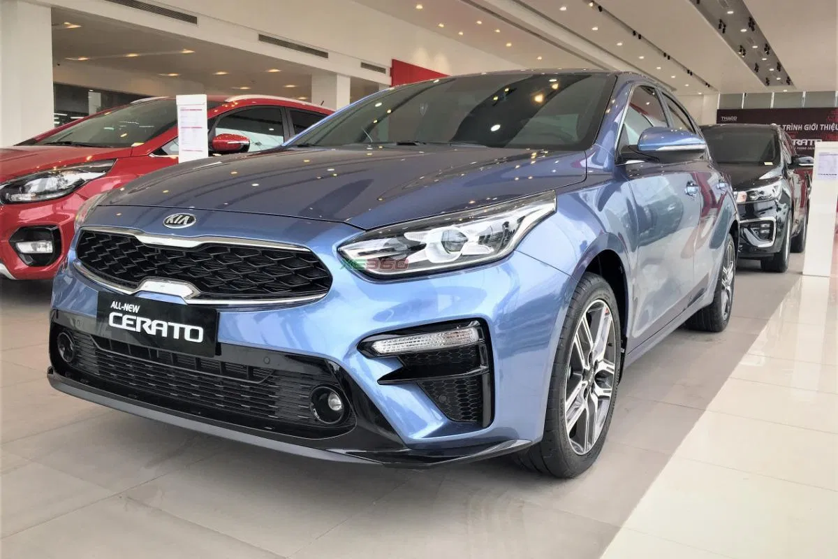 KIA Cerato phiên bản màu xanh.