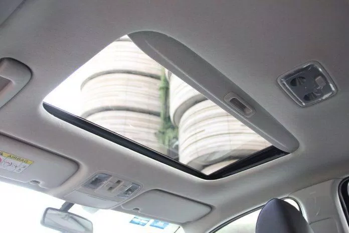 Cửa sổ trời chỉnh điện 1 chạm của xe chỉ trang bị ở phiên bản cao cấp Cửa sổ trời chỉnh điện 1 chạm của xe chỉ trang bị ở phiên bản cao cấp
