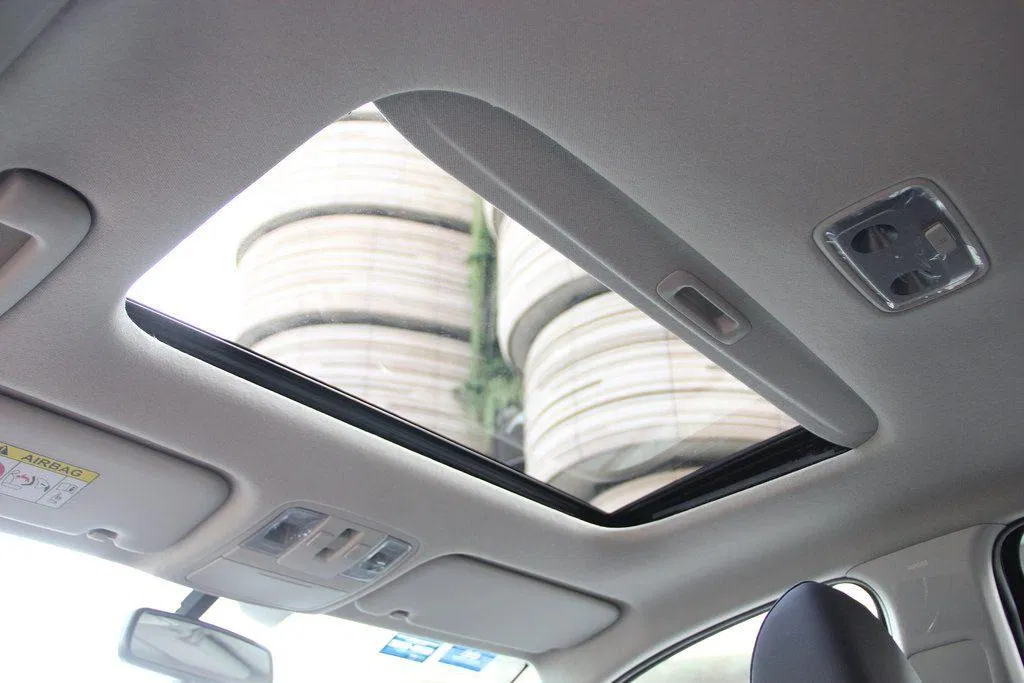 Cửa sổ trời chỉnh điện 1 chạm của xe chỉ trang bị ở phiên bản cao cấp