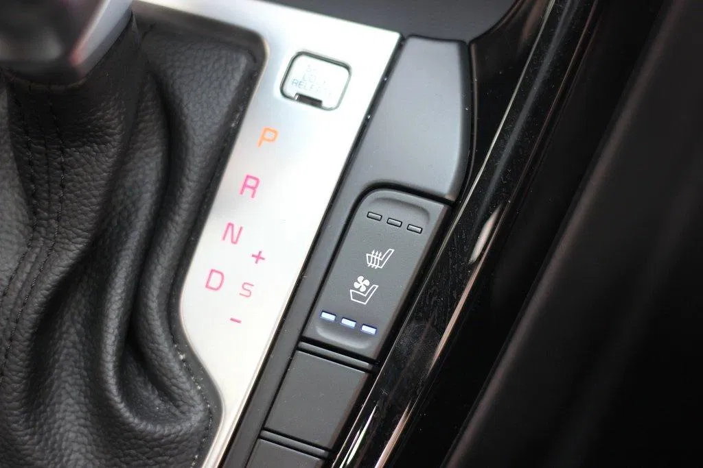 Nhiều tiện nghi được tích hợp trên xe cho người sử dụng dễ dàng điều chỉnh.